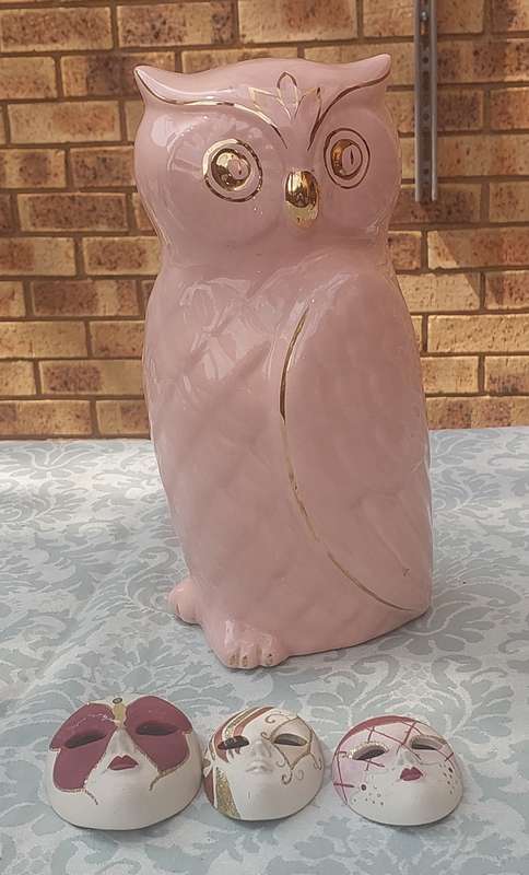 A 31 CENTIMETER PINK COLOURED CERAMIC WITH GOOD INLAY OWL STATUE
