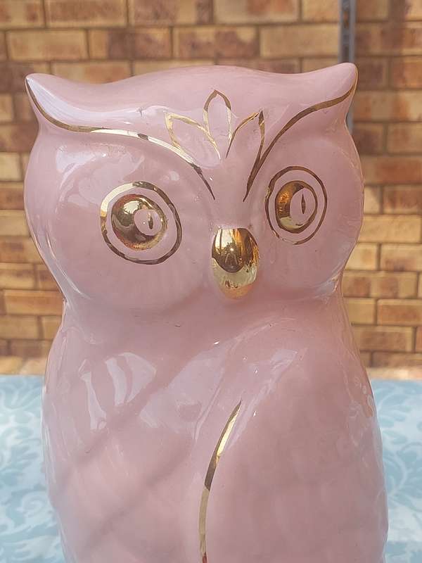 A 31 CENTIMETER PINK COLOURED CERAMIC WITH GOOD INLAY OWL STATUE