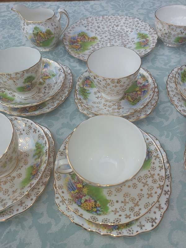 A VINTAGE BONE CHINA AI COLCLOUGH MADE IN ENLAND