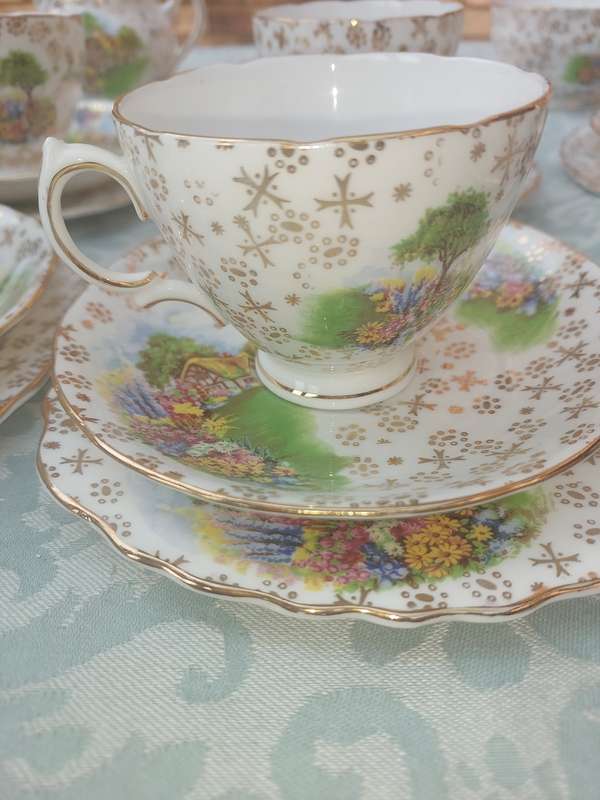 A VINTAGE BONE CHINA AI COLCLOUGH MADE IN ENLAND