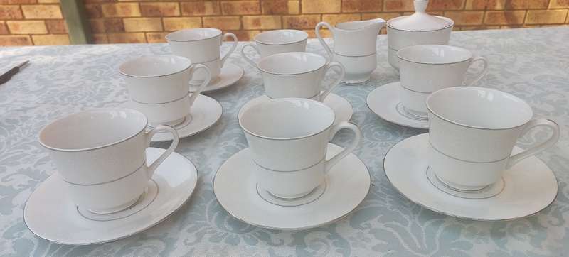 A SILVER LACE FINE CHINA JAPAN  17 PIECE TEASET SOLD AS