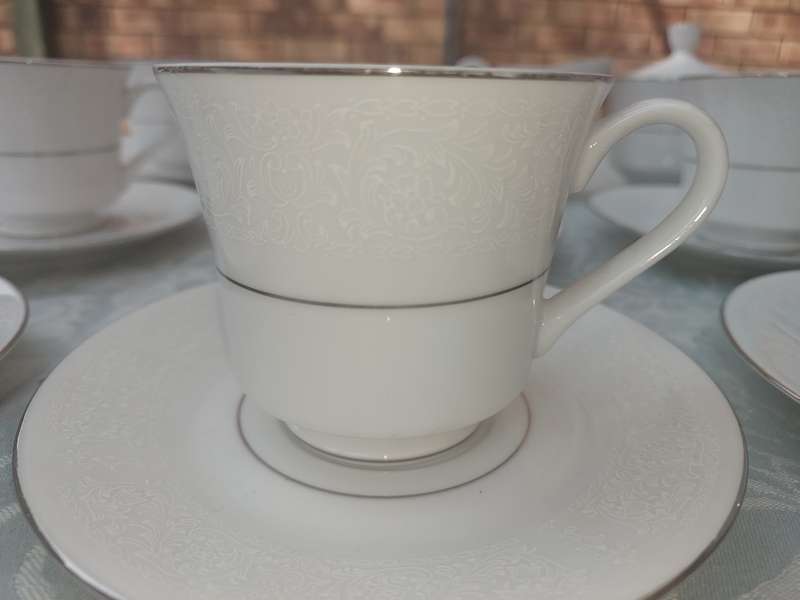 A SILVER LACE FINE CHINA JAPAN  17 PIECE TEASET SOLD AS