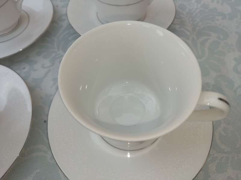 A SILVER LACE FINE CHINA JAPAN  17 PIECE TEASET SOLD AS