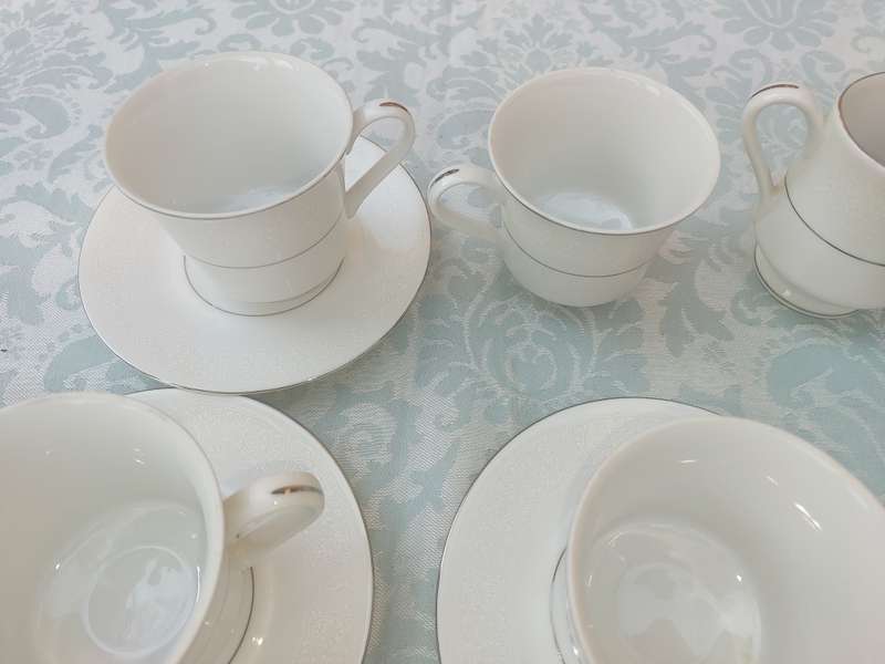 A SILVER LACE FINE CHINA JAPAN  17 PIECE TEASET SOLD AS