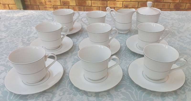 A SILVER LACE FINE CHINA JAPAN  17 PIECE TEASET SOLD AS
