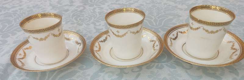 A SET OF 3 VINTAGE THE PARAGON  CHINA MADE IN ENGLAND TEA CUP SET WTH GOLD INLAY SOLD AS IS