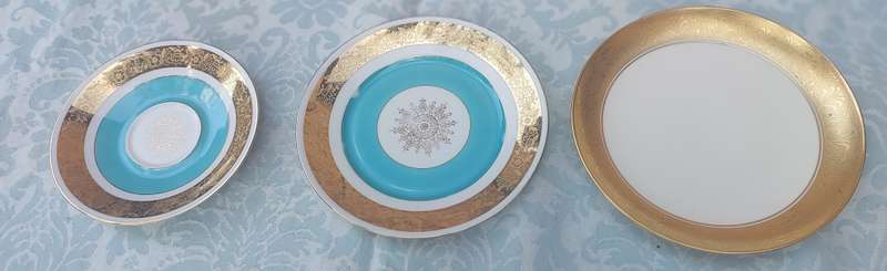 A COLLECTION OF 3 VINTAGE HERTEL JACOBS BAVARIA GERMANY KUNST PLATES SOLD AS IS
