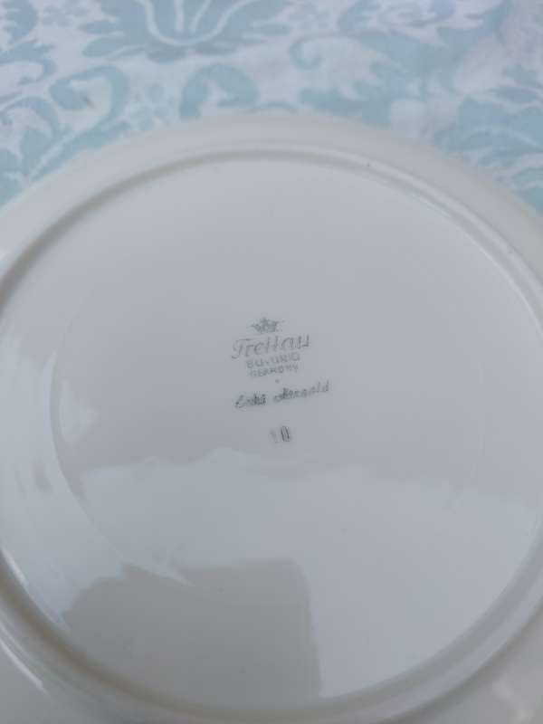 A COLLECTION OF 3 VINTAGE HERTEL JACOBS BAVARIA GERMANY KUNST PLATES SOLD AS IS