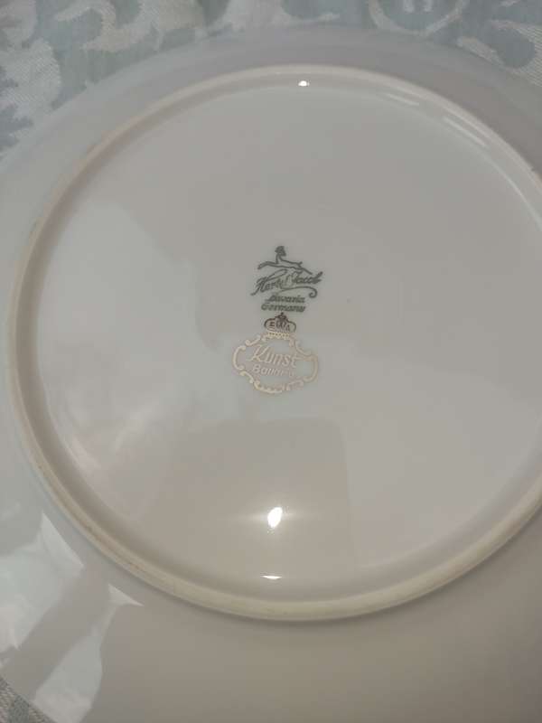 A COLLECTION OF 3 VINTAGE HERTEL JACOBS BAVARIA GERMANY KUNST PLATES SOLD AS IS