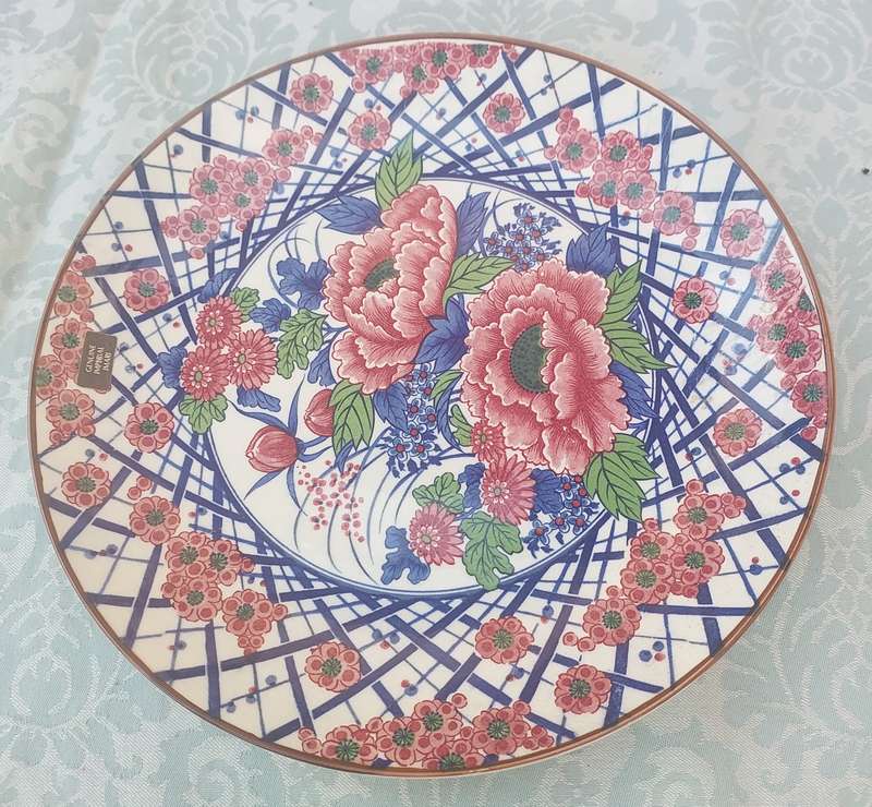 A RARE VINTAGE IMARI PLATE BY PROFFESSOR TOSHIO MIYUMURA SOLD AS IS