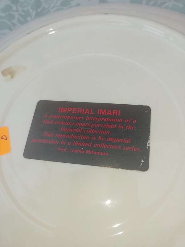 A RARE VINTAGE IMARI PLATE BY PROFFESSOR TOSHIO MIYUMURA SOLD AS IS