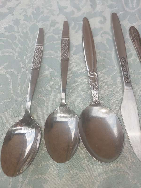 A VINTAGE JOBLOT MIXED CUTLERY SOLD AS IS