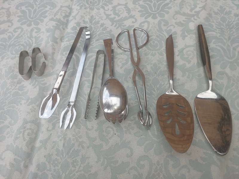 A JOBLOT VINTAGE KITCHENALIA CUTLERY SOLD AS IS