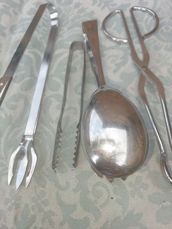 A JOBLOT VINTAGE KITCHENALIA CUTLERY SOLD AS IS