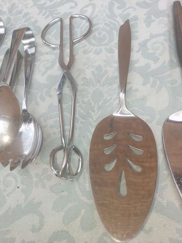 A JOBLOT VINTAGE KITCHENALIA CUTLERY SOLD AS IS