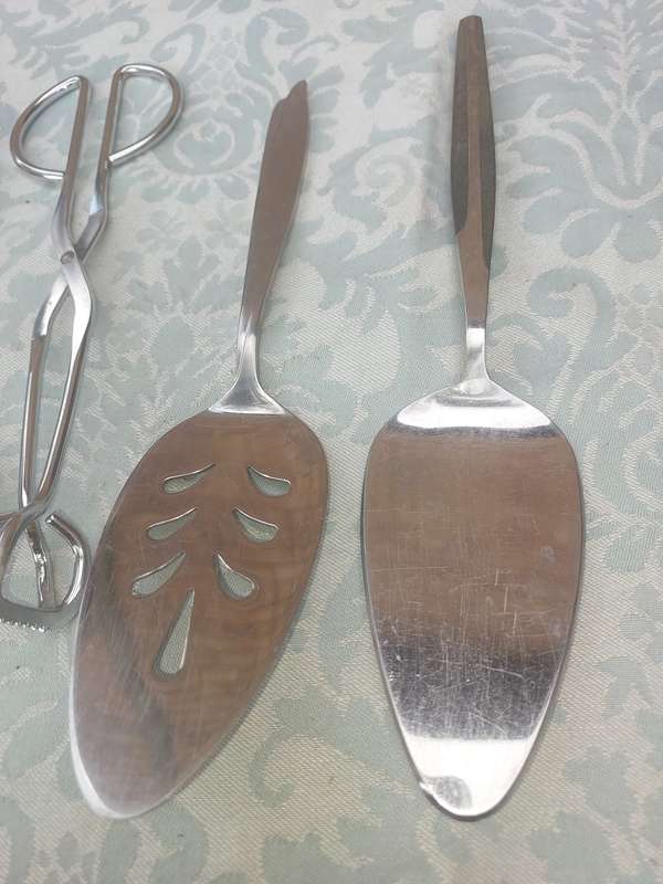A JOBLOT VINTAGE KITCHENALIA CUTLERY SOLD AS IS