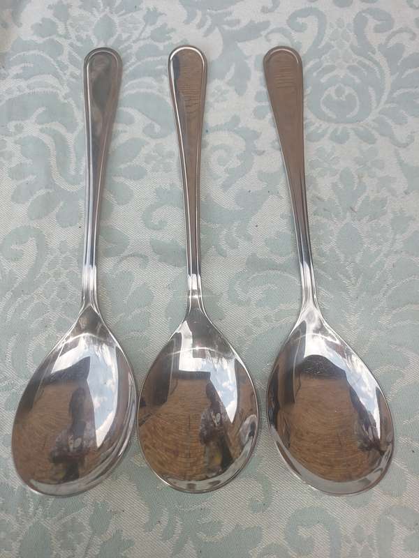A SET OF 3 25CMS STAINLESS STEEL TABLE SPOONS SOLD AS IS