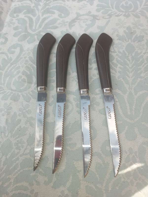 A VINTAGE SET OF 4 JAPANESE GINSU STEAK KNIVES SOLD AS IS