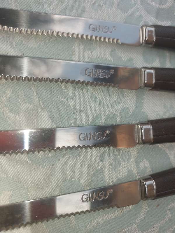 A VINTAGE SET OF 4 JAPANESE GINSU STEAK KNIVES SOLD AS IS
