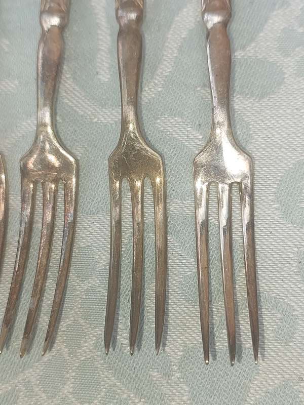 A VINTAGE SET OF 6 YEOMAN EPNS MADE IN ENGLAND DESERT FORKS SOLD AS IS