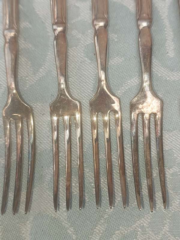 A VINTAGE SET OF 6 YEOMAN EPNS MADE IN ENGLAND DESERT FORKS SOLD AS IS