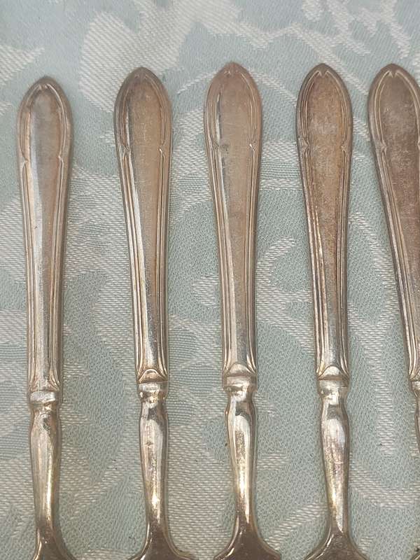 A VINTAGE SET OF 6 YEOMAN EPNS MADE IN ENGLAND DESERT FORKS SOLD AS IS