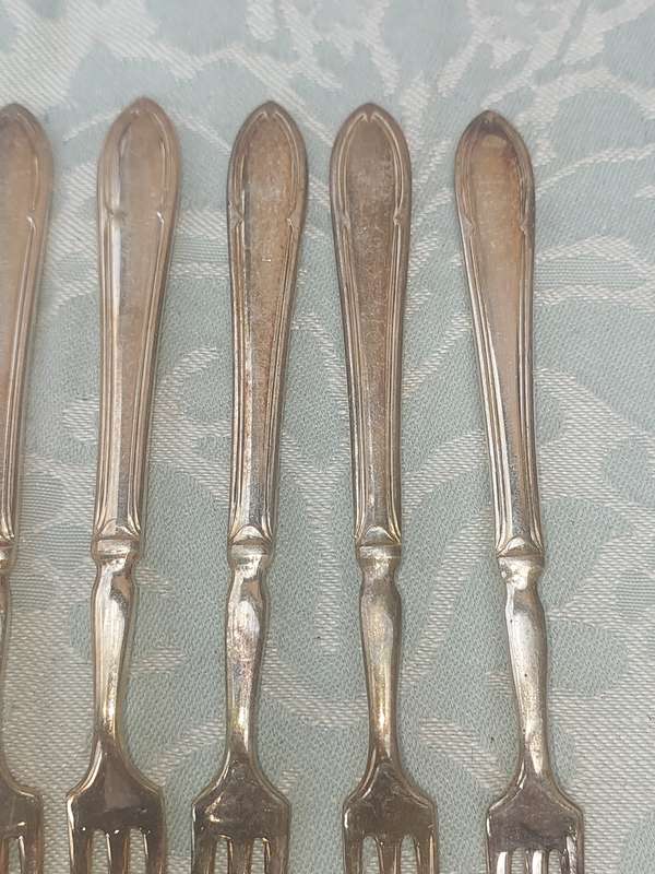 A VINTAGE SET OF 6 YEOMAN EPNS MADE IN ENGLAND DESERT FORKS SOLD AS IS