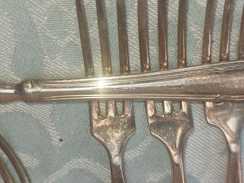 A VINTAGE SET OF 6 YEOMAN EPNS MADE IN ENGLAND DESERT FORKS SOLD AS IS