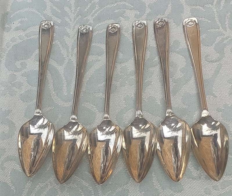 A SET OF 6 VINTAGE EPNS TEASPOONS SOLD AS IS R150