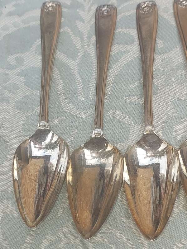 A SET OF 6 VINTAGE EPNS TEASPOONS SOLD AS IS R150