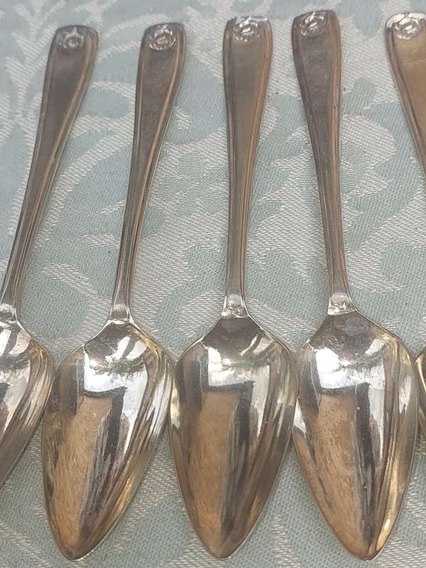 A SET OF 6 VINTAGE EPNS TEASPOONS SOLD AS IS R150