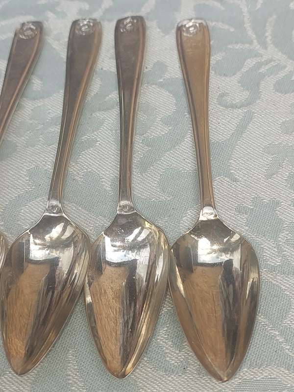 A SET OF 6 VINTAGE EPNS TEASPOONS SOLD AS IS R150