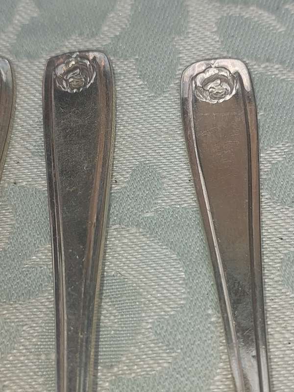 A SET OF 6 VINTAGE EPNS TEASPOONS SOLD AS IS R150