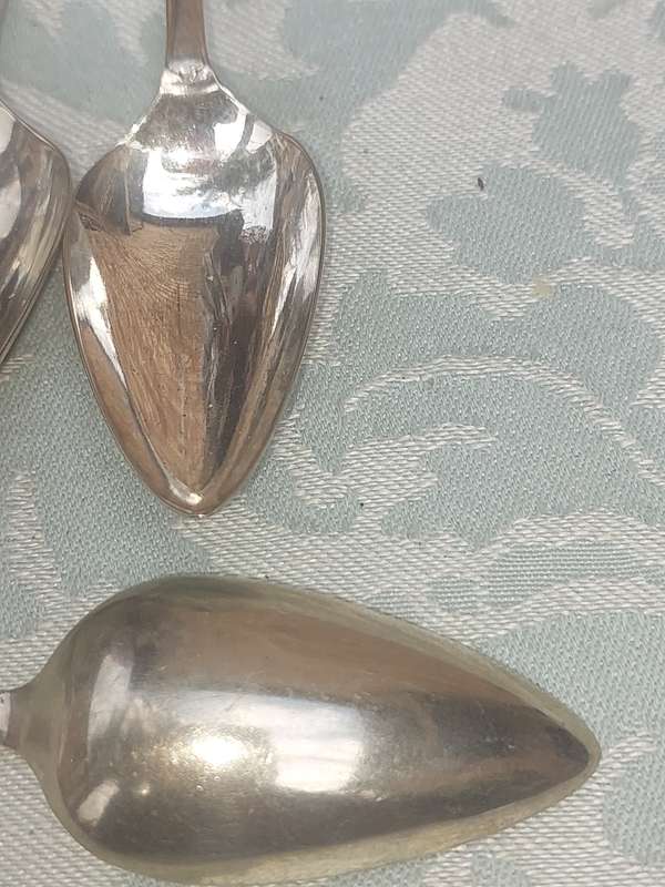A SET OF 6 VINTAGE EPNS TEASPOONS SOLD AS IS R150