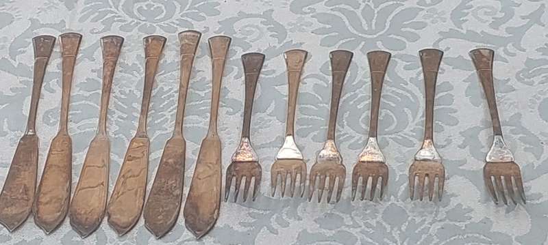 A VINTAGE SET OF 12 FISH KNIVES AND FORKS EPNS MADE IN ENGLAND SOLD AS IS