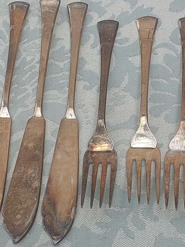 A VINTAGE SET OF 12 FISH KNIVES AND FORKS EPNS MADE IN ENGLAND SOLD AS IS