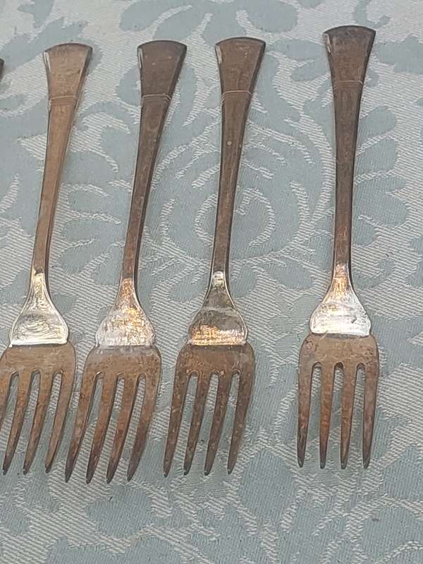A VINTAGE SET OF 12 FISH KNIVES AND FORKS EPNS MADE IN ENGLAND SOLD AS IS
