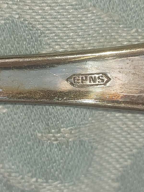 A VINTAGE SET OF 12 FISH KNIVES AND FORKS EPNS MADE IN ENGLAND SOLD AS IS