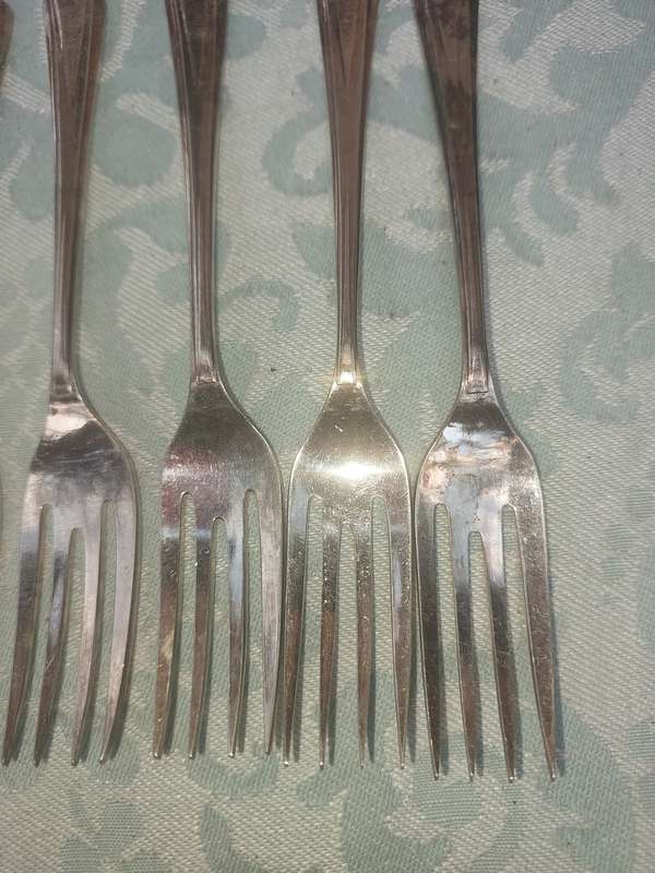 A VINTAGE SET OF 6 DESERT FORKS EPNS SOLD AS IS