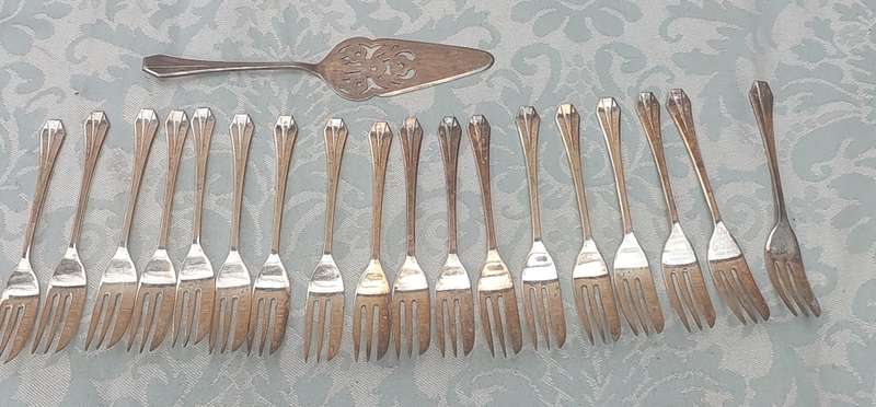 A 19 PIECE DESERT FORKS AND CAKE CUTTER SET EPNS MADE IN ENGLAND SOLD AS IS