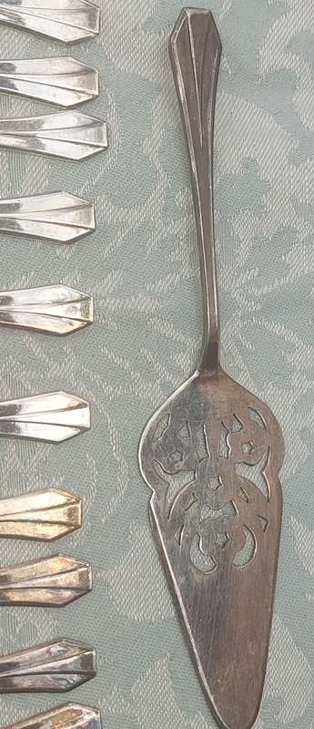 A 19 PIECE DESERT FORKS AND CAKE CUTTER SET EPNS MADE IN ENGLAND SOLD AS IS