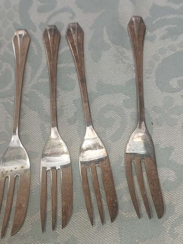 A 19 PIECE DESERT FORKS AND CAKE CUTTER SET EPNS MADE IN ENGLAND SOLD AS IS