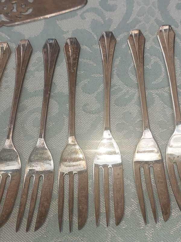 A 19 PIECE DESERT FORKS AND CAKE CUTTER SET EPNS MADE IN ENGLAND SOLD AS IS