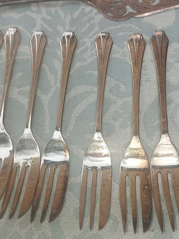 A 19 PIECE DESERT FORKS AND CAKE CUTTER SET EPNS MADE IN ENGLAND SOLD AS IS