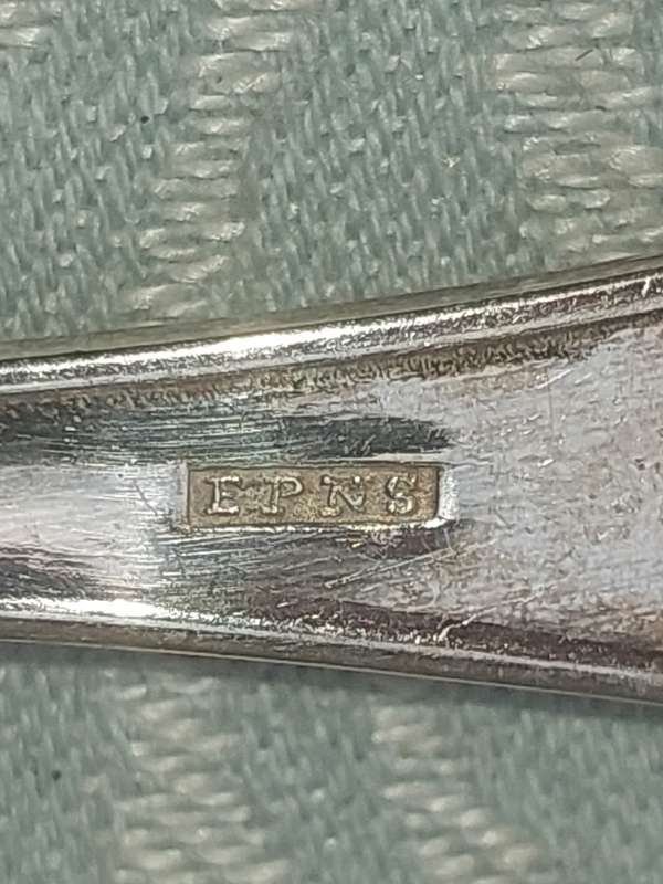A 19 PIECE DESERT FORKS AND CAKE CUTTER SET EPNS MADE IN ENGLAND SOLD AS IS