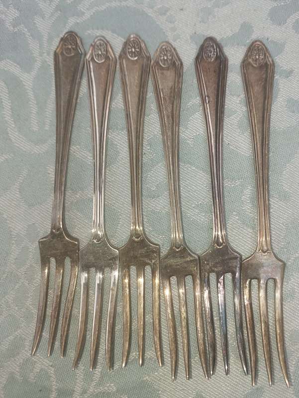 A VINTAGE SET OF 6 DESERT FORKS EPNS MADE IN ENGLAND SOLD AS IS R100