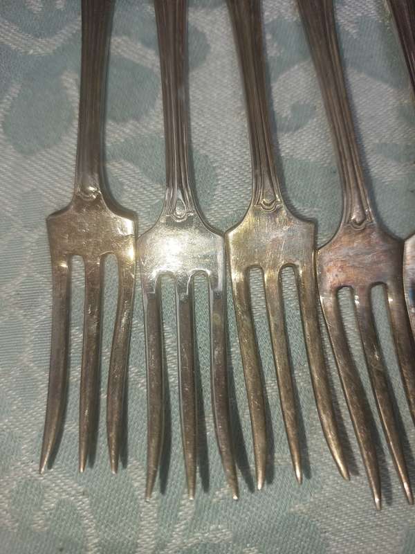 A VINTAGE SET OF 6 DESERT FORKS EPNS MADE IN ENGLAND SOLD AS IS R100