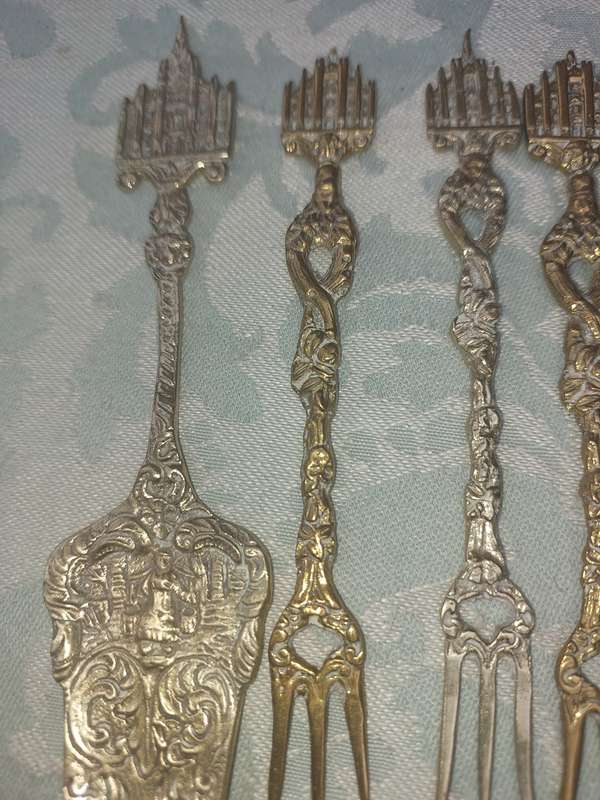 AN ORNATE BRONZE SET OF 7 DESERT SET SOLD AS IS R100