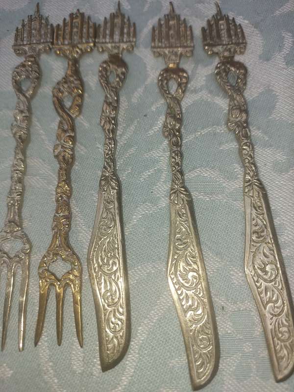 AN ORNATE BRONZE SET OF 7 DESERT SET SOLD AS IS R100