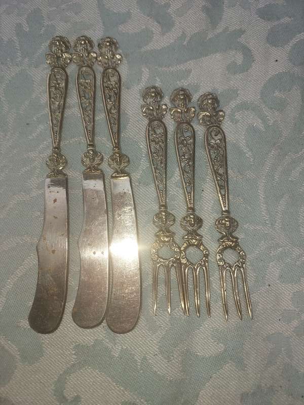 A VINTAGE ORNATE SET OF 6 COCKTAIL SET SOLD AS IS